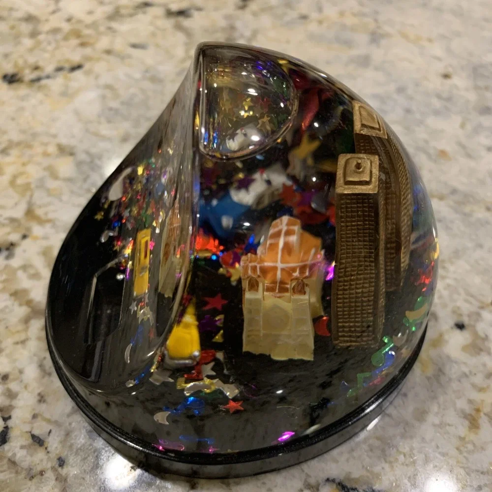 World Trade Center‎ Snow Globe pen  Holder Souvenir